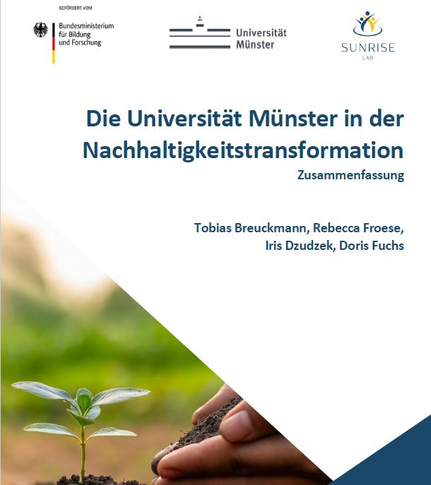 Anklickbare Grafik mit der Aufschrift „Die Universität Münster in der Nachhaltigkeitstransformation“, zusätzlich sind die Namen der VerfasserInnen angegeben. Der Hintergrund der Grafik ist weiß mit dunkelblauer Schrift. Links unten befindet sich am Rand in Form eines Dreiecks ein Pflanzensprössling, daneben eine Hand mit Erde gefüllt.